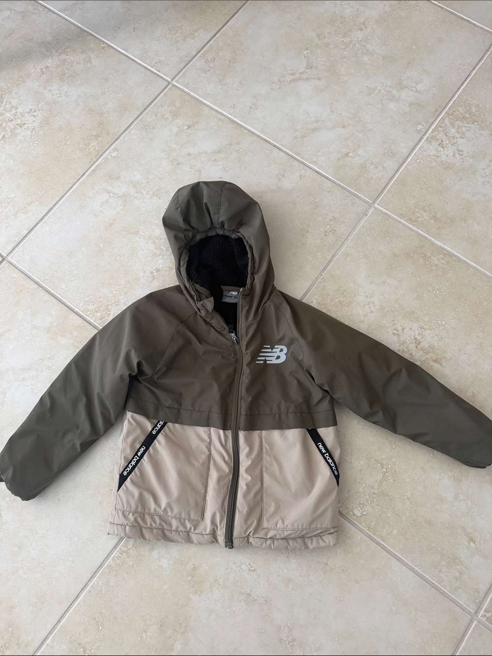 New Balance Kids Two-Tone Hooded Puffer Jacket in Olive Green & Beige